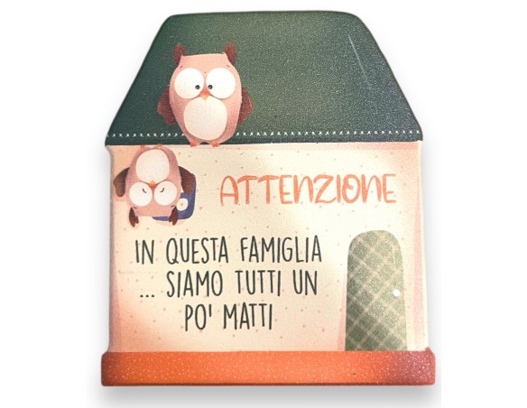 Magnete Targa attenzione in questa famiglia siamo un pò tutti matti - 8 cm