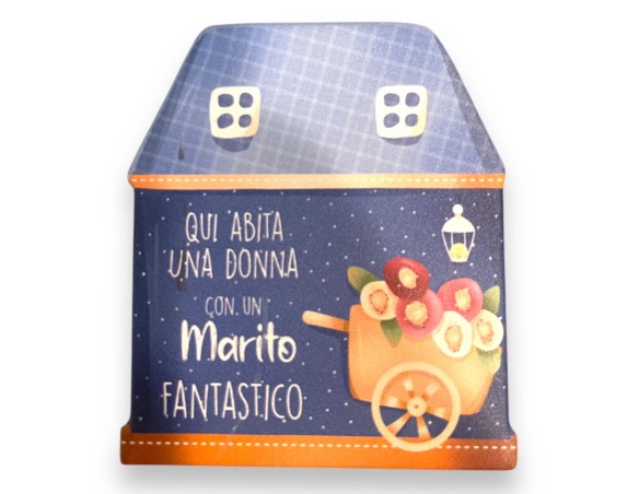 Magnete Targa qui abita una donna con un marito fantastico - 8 cm