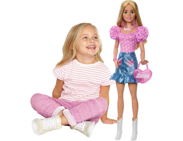Barbie | Bambola Barbie Grande Amica, bambola bionda alta 71 cm con top rosa, gonna in denim e stivali da cowboy, collana, bors